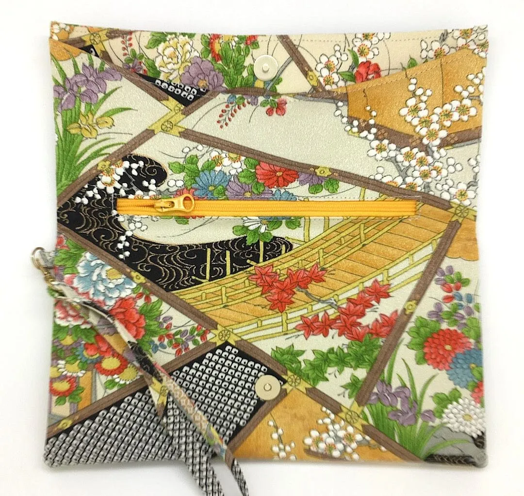 Kuukou Folding Wristlet Clutch 5176G