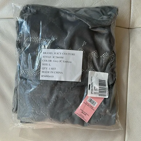 NWT JUICY COUTURE Embossed Logo Short Sleeve Velvet Fleece Lounge Set in Grey