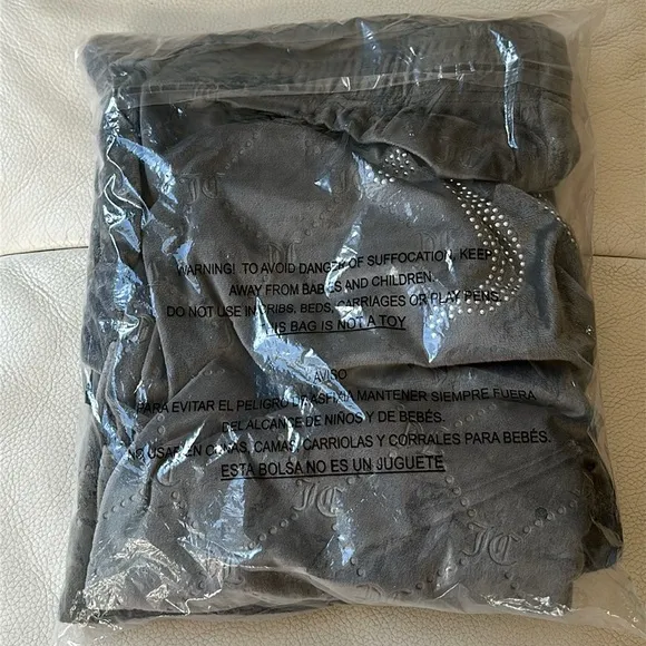 NWT JUICY COUTURE Embossed Logo Short Sleeve Velvet Fleece Lounge Set in Grey