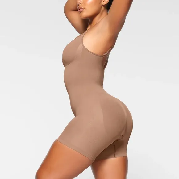 SKIMS Seamless Sculpt MID THIGH BODYSUIT | Color- Sienna | NEW!!!!🤎