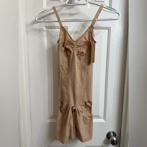 SKIMS SEAMLESS SCULPT MID THIGH BODYSUIT IN MICA, SIZE WOMEN LARGE NEW